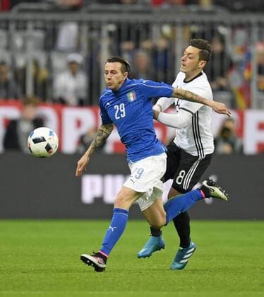 Fußball, Länderspiel, Deutschland - Italien 29.03.2016, Fussball Nationalmannschaft, Freundschaftsspiel Deutschland - Italien, in der Allianz-Arena München. v.li: Frederico Bernardeschi (Italien) gegen Mesut Özil (Deutschland). 