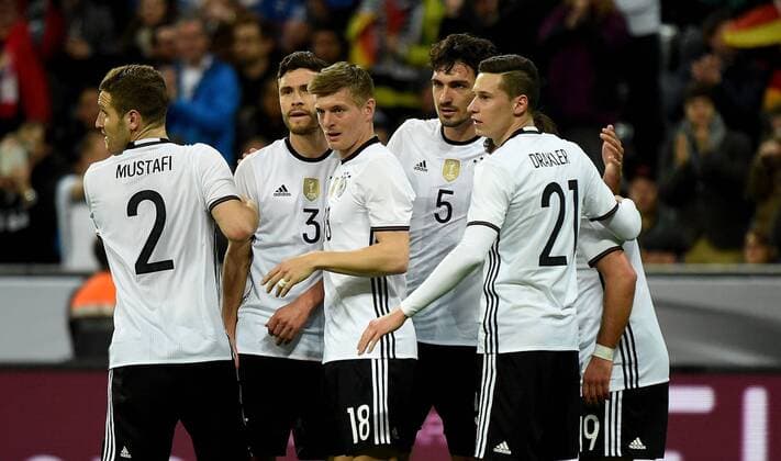 29.03.2016, xjhx, Fussball Testspiel, Deutschland - Italien, emspor v.l. Toni Kroos (Deutsche Fussball Nationalmannschaft DFB) und Spieler Deutsche Fussball Nationalmannschaft DFB Torjubel, Goal celebration, celebrate the goal zum 1:0