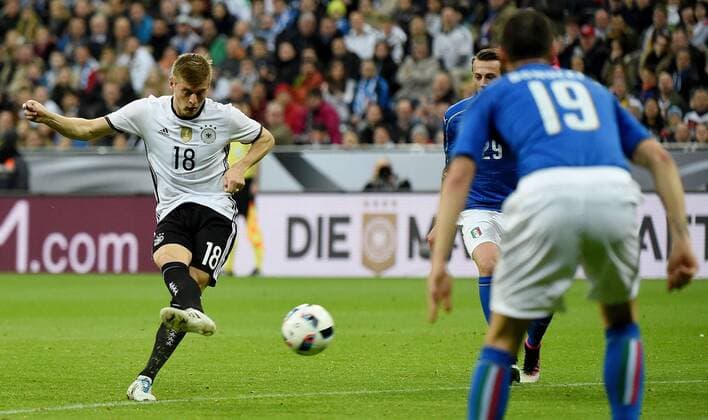 29.03.2016, xjhx, Fussball Testspiel, Deutschland - Italien, emspor v.l. Toni Kroos (Deutsche Fussball Nationalmannschaft DFB) Goal scored, Tor zum 1:0