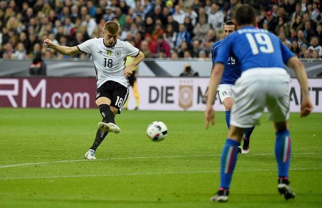 29.03.2016, xjhx, Fussball Testspiel, Deutschland - Italien, emspor v.l. Toni Kroos (Deutsche Fussball Nationalmannschaft DFB) Goal scored, Tor zum 1:0