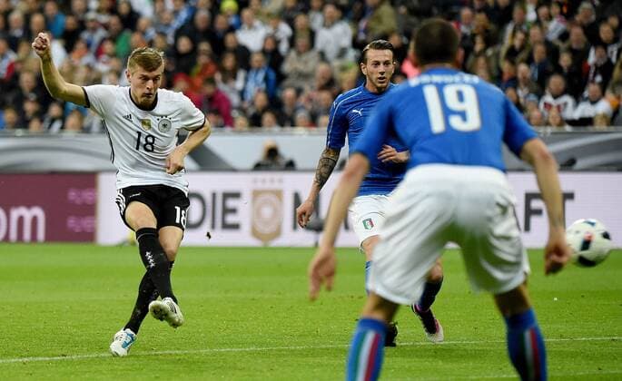 29.03.2016, xjhx, Fussball Testspiel, Deutschland - Italien, emspor v.l. Toni Kroos (Deutsche Fussball Nationalmannschaft DFB) Goal scored, Tor zum 1:0