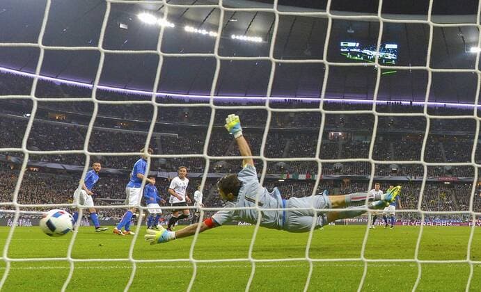 Fußball, Länderspiel, Deutschland - Italien 29.03.2016, Fussball Nationalmannschaft, Freundschaftsspiel Deutschland - Italien, in der Allianz-Arena München. Torschuss Toni Kroos (re hinten, Deutschland) zum 1:0 gegen Torwart Gianluigi Buffon (Italien), der sich vergeblich streckt. 