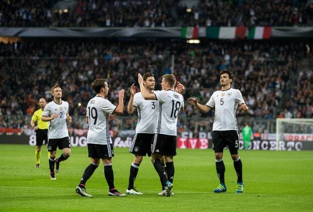 Muenchen Shkodran Mustafi (GER 2), Mario Goetze (GER 19), Jonas Hector (GER 3), Toni Kroos (GER 18) und Mats Hummels (GER 5) beim Torjubel nach dem Treffer zum 1:0 beim Freundschaftsspiel zwischen Deutschland und Italien am 29.03.2016, Copyright: Schueler Eibner-Pressefoto EP_JSE