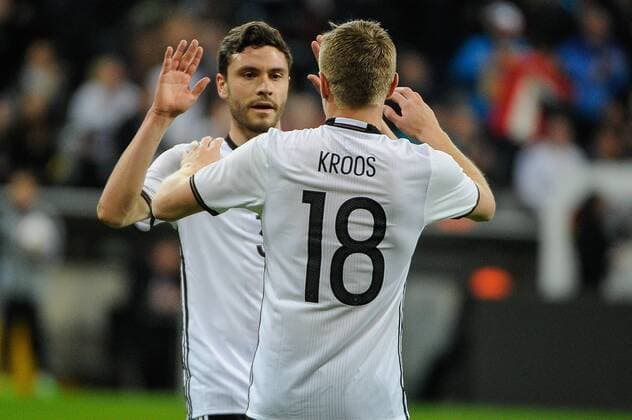 GER, Laenderspiel,Testspiel, Deutschland vs Italien 29.03.2016, Allianz-Arena, Muenchen, GER, Laenderspiel,Testspiel, Deutschland vs Italien, im Bild Jonas Hector (Germany) 3 gratuliert Toni Kroos (Germany) 18 nphxSchreyer
