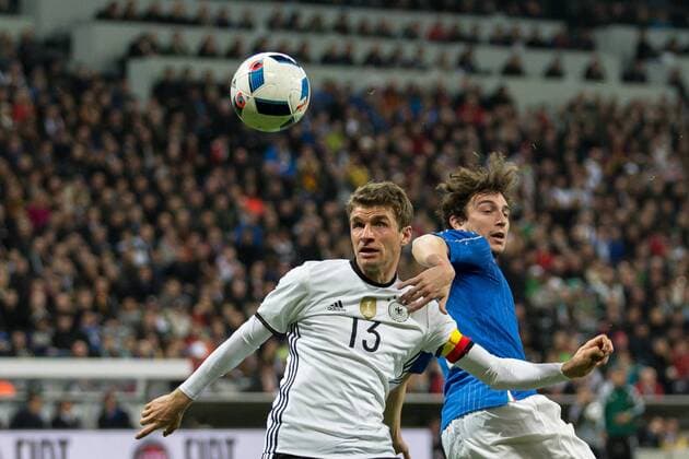 Muenchen Kapitaen Thomas Mueller (GER 13) im Zweikampf gegen Matteo Darmian (ITA 4) beim Freundschaftsspiel zwischen Deutschland und Italien am 29.03.2016, Copyright: Schueler Eibner-Pressefoto EP_JSE