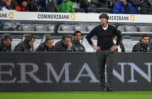 Fußball, Länderspiel, Deutschland - Italien FUSSBALL INTERNATIONAL TESTSPIEL IN DER ALLIANZ ARENA MUENCHEN Deutschland - Italien 29.03.2016 Trainer Joachim Loew (Deutschland) steht vor seiner Bank - der Commerzbank 