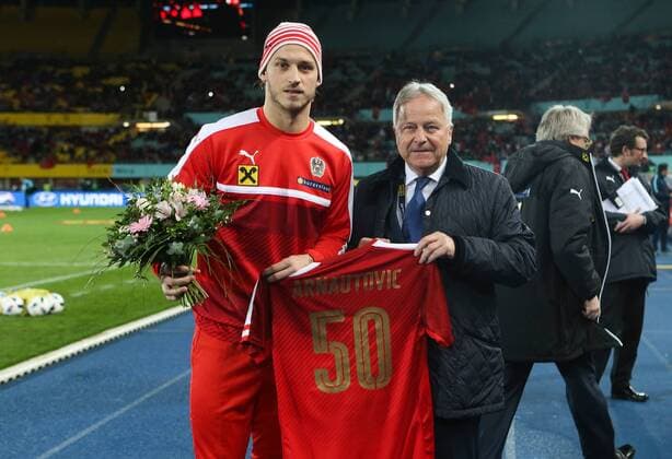Bilder des Tages - SPORT SOCCER - AUT vs TUR, test match VIENNA,AUSTRIA,29.MAR.16 - SOCCER - OEFB international match Länderspiel Austria vs Turkey, friendly match. Image shows Marko Arnautovic (AUT) and president Leo Windtner (OEFB). GEPAxpictures xPhilippxBrem