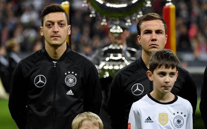 29.03.2016, xjhx, Fussball Testspiel, Deutschland - Italien, emspor v.l. Mesut Oezil (Deutsche Fussball Nationalmannschaft DFB), Mario Goetze (Deutsche Fussball Nationalmannschaft DFB)