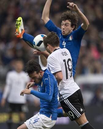 Bilder des Tages - SPORT Tor zum 2-0: Torschuetze Mario Goetze (19 GER) spielt den Ball gegen Alessandro FLORENZI (24 ITA) und Matteo DARMIAN (4 ITA) Fussball Laenderspiel: Deutschland - Italien in Muenchen, Deutschland am 29.03.2016,