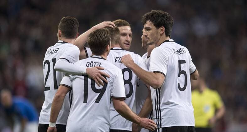 Jubel nach dem Tor zum 1-0: Freude bei Julian Draxler, Mario Götze, Torschütze, Toni Kroos, Shkodran Mustafi und Mats Hummels (vl alleGER) Fussball Laenderspiel: Deutschland - Italien in Muenchen, Deutschland am 29.03.2016,