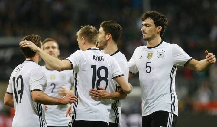 München , Fußball Länderspiel Deutschland vs. Italien , von links:Mario Götze Toni Kroos Mats Hummels ( Juebl GER )