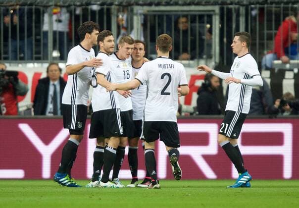 Fussball München 29.03.2016 Freundschaftsspiel DFB Nationalmannschaft Deutschland (GER) - Italien (ITA) Jubel nach dem Tor zum 1:0 durch Toni Kroos (Deutschland, No.18) Mats Hummels (Deutschland, No.05) Shkodran Mustafi (Deutschland, No.02) Mario Götze (Deutschland, No.19) Jonas Hector (Deutschland, No.03) Julian Draxler (Deutschland, No.21)