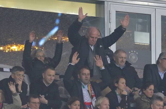 Uli HOENESS (FCB) mit Ehefrau Susi davor Hans Dieter Flick bei LaOla welle DEUTSCHLAND - ITALIEN ( - ) Freundschaftsspiel, friendly match, Deutsche Fussball Nationalmannschaft, DFB am 29.03.2016 in Muenchen.