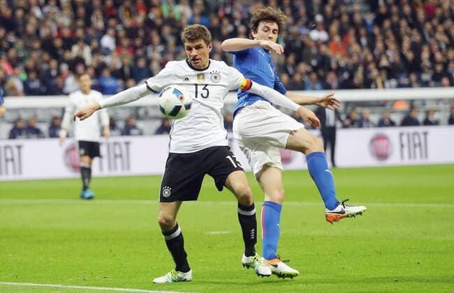 München , Fußball Länderspiel Deutschland vs. Italien , von links: Thomas Müller Matteo Darmian ( ITA)