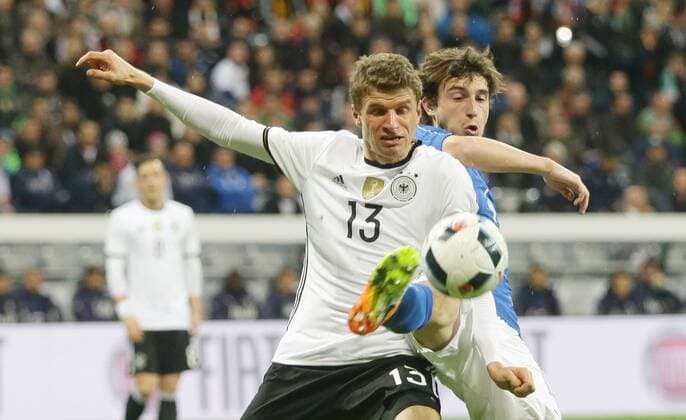 München , Fußball Länderspiel Deutschland vs. Italien , von links: Thomas Müller Matteo Darmian ( ITA)