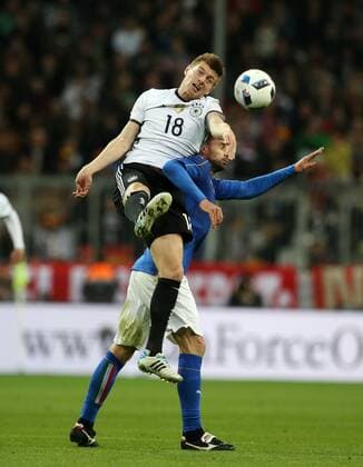 Toni Kroos, Thiago Motta Aktion Spielszene Zweikampf Fußball Fussball Länderspiel Saison 2015 2016 29.03.2016 DFB Nationalmannschaft BR Deutschland vs. Italien