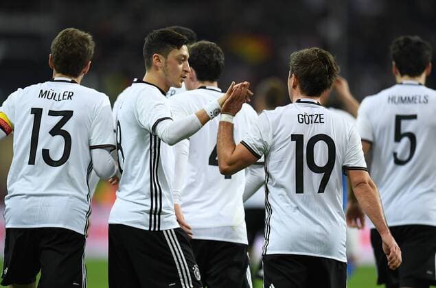 FUSSBALL INTERNATIONAL TESTSPIEL IN DER ALLIANZ ARENA MUENCHEN Deutschland - Italien 29.03.2016 Torjubel Thomas Mueller, Mesut Oezil und Mario Goetze (v.l., alle Deutschland) 