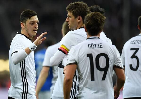 FUSSBALL INTERNATIONAL TESTSPIEL IN DER ALLIANZ ARENA MUENCHEN Deutschland - Italien 29.03.2016 Mesut Oezil, Thomas Mueller und Mario Goetze (v.l., alle Deutschland) 