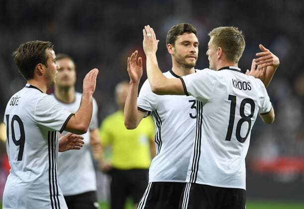 FUSSBALL INTERNATIONAL TESTSPIEL IN DER ALLIANZ ARENA MUENCHEN Deutschland - Italien 29.03.2016 Mario Goetze, Jonas Hector und Toni Kroos (v.l., alle Deutschland) 