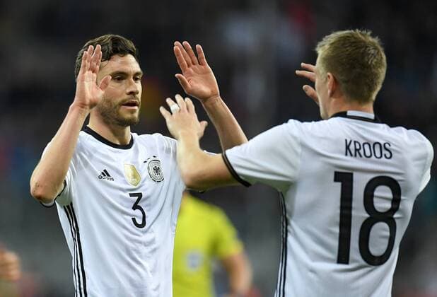 FUSSBALL INTERNATIONAL TESTSPIEL IN DER ALLIANZ ARENA MUENCHEN Deutschland - Italien 29.03.2016 Torjubel Jonas Hector und Toni Kroos (v.l., beide Deutschland) 