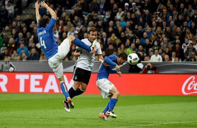 29.03.2016, xjhx, Fussball Testspiel, Deutschland - Italien, emspor v.l. Matteo Darmian (Italien), Mario Goetze (Deutsche Fussball Nationalmannschaft DFB), Alessandro Florenzi (Italien) Goal scored, Tor zum 2:0