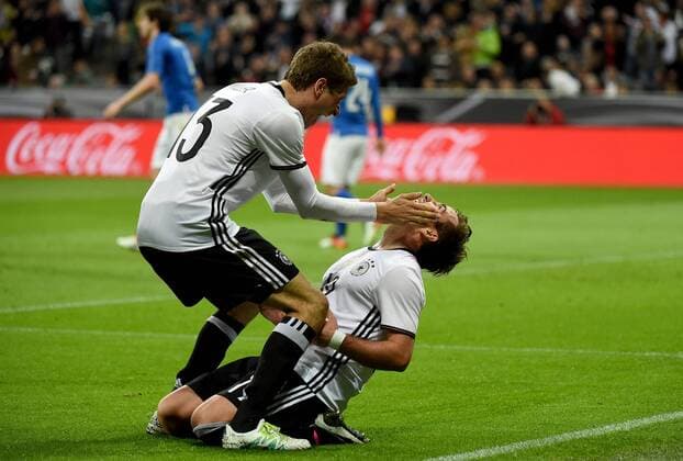 29.03.2016, xjhx, Fussball Testspiel, Deutschland - Italien, emspor v.l. Thomas Mueller (Deutsche Fussball Nationalmannschaft DFB), Mario Goetze (Deutsche Fussball Nationalmannschaft DFB) Torjubel, Goal celebration, celebrate the goal zum 2:0