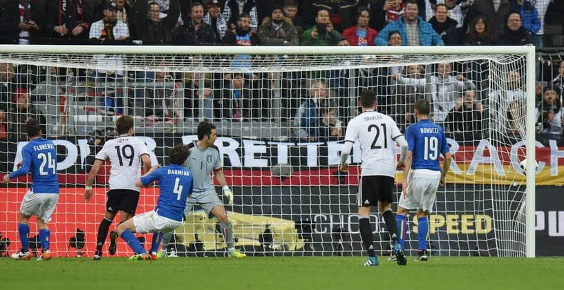 Fußball, Länderspiel, Deutschland - Italien 29.03.2016, Fussball Laenderspiel in Muenchen, Deutschland - Italien Mario Goetze, Mario Götze (Deutschland), 2. v.li., erzielt gegen Torwart Gianluigi Buffon (Italien) das Tor zum 2:0