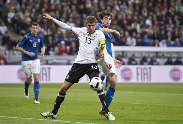vl: Thomas Mueller (GER), Matteo DARMIAN (ITA) Fussball Laenderspiel: Deutschland - Italien in Muenchen, Deutschland am 29.03.2016,