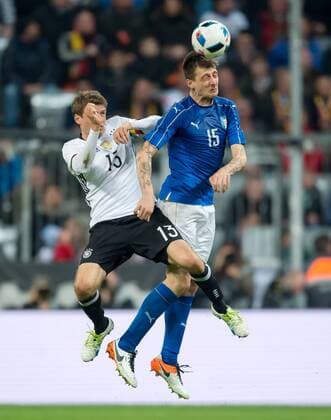 29. Maerz 2016: Muenchen, Allianz Arena: Fussball Testspiel: Deutschland - Italien: Thomas Mueller (Deutschland) gegen Francesco Acerbi (Italien).