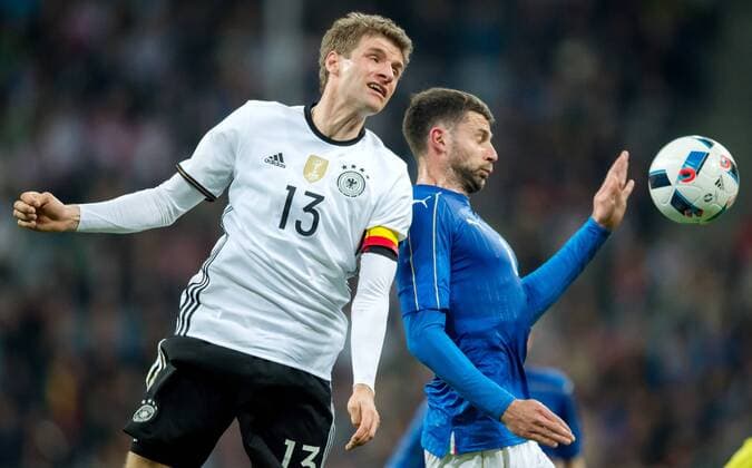 29. Maerz 2016: Muenchen, Allianz Arena: Fussball Testspiel: Deutschland - Italien: Thomas Mueller (Deutschland) gegen Thiago Motta (Italien).