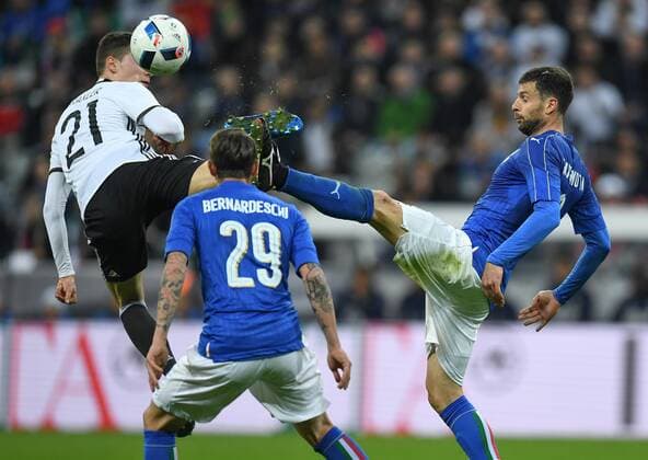 FUSSBALL INTERNATIONAL TESTSPIEL IN DER ALLIANZ ARENA MUENCHEN Deutschland - Italien 29.03.2016 Julian Draxler (li, Deutschland) gegen Federico Bernardeschi (Miite) und Thiago Motta (re, beide Italien) 