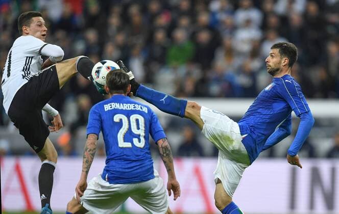 FUSSBALL INTERNATIONAL TESTSPIEL IN DER ALLIANZ ARENA MUENCHEN Deutschland - Italien 29.03.2016 Julian Draxler (li, Deutschland) gegen Federico Bernardeschi (Miite) und Thiago Motta (re, beide Italien) 