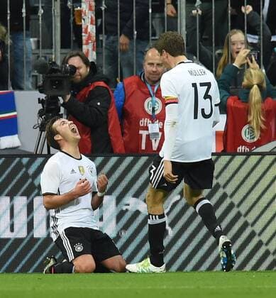Fussball, Herren, Saison 2015 16, Länderspiel in München, Deutschland - Italien, Mario Götze (Deutschland), Thomas Müller (Deutschland), Jubel nach Tor zum 2:0, 29.03.2016,