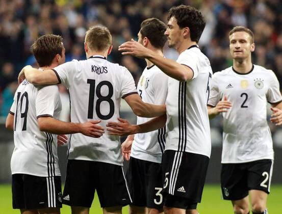 Mario Götze, Toni Kroos, Jonas Hector, Mats Hummels, Shkodran Mustafi (Deutschland) - Torjubel Fussball Allianz Arena München Länderspiel Deutschland - Italien 29.03.2016