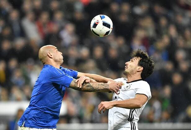 Zweikampf, Aktion Mats Hummels (GER) (rechts) gegen Simone Zaza (ITA) (links) DFB Länderspiel Nationalteam Deutschland gegen Italien Freundschaftsspiel Fußball Herren GER vs ITA Allianz Arena München 29.03.2016 DFB Länderspiel Nationalteam Deutschland gegen Italien