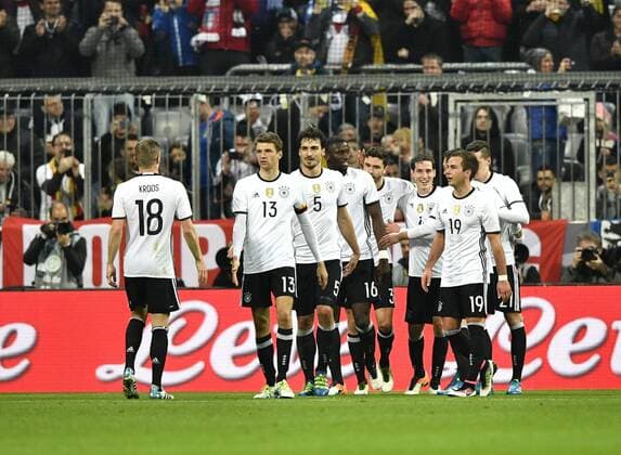 TOR zum 3:0 durch Jonas Hector (GER) auf Vorlage assist von Julian Draxler (GER) Torjubel mit der Mannschaft DFB Länderspiel Nationalteam Deutschland gegen Italien Freundschaftsspiel Fußball Herren GER vs ITA Allianz Arena München 29.03.2016 DFB Länderspiel Nationalteam Deutschland gegen Italien