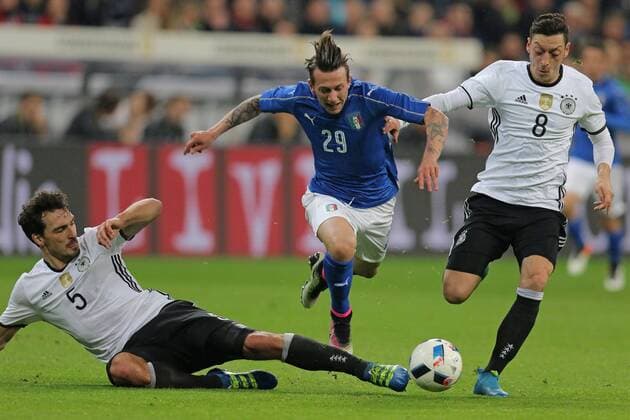 Matthias GINTER, DFB 15 Zweikampf , Aktion um den Ball gegen Federico BERNARDESCHI ITA 29 DEUTSCHLAND - ITALIEN ( - ) Freundschaftsspiel, friendly match, Deutsche Fussball Nationalmannschaft, DFB am 29.03.2016 in Muenchen.