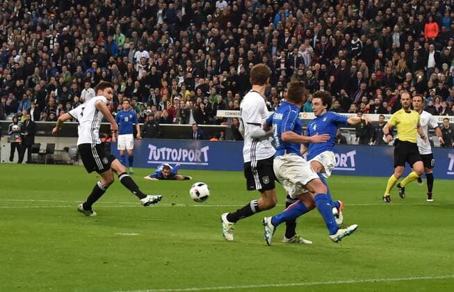 Fußball, Länderspiel, Deutschland - Italien 29.03.2016, Fussball Laenderspiel in Muenchen, Deutschland - Italien Jonas Hector (Deutschland), links, erzielt nach Vorarbeit von Julian Draxler (Deutschland), rechts, das Tor zum 3:0