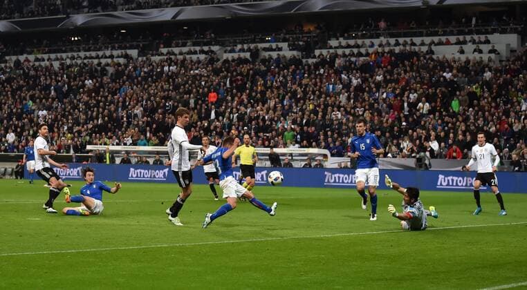 Fußball, Länderspiel, Deutschland - Italien 29.03.2016, Fussball Laenderspiel in Muenchen, Deutschland - Italien Jonas Hector (Deutschland), hinten links, erzielt nach Vorarbeit von Julian Draxler (Deutschland), rechts, das Tor zum 3:0