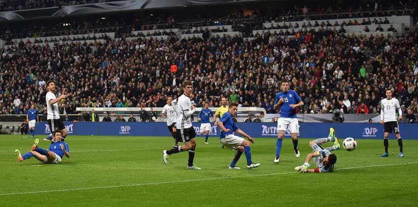 Fußball, Länderspiel, Deutschland - Italien 29.03.2016, Fussball Laenderspiel in Muenchen, Deutschland - Italien Jonas Hector (Deutschland), hinten links, erzielt nach Vorarbeit von Julian Draxler (Deutschland), rechts, das Tor zum 3:0