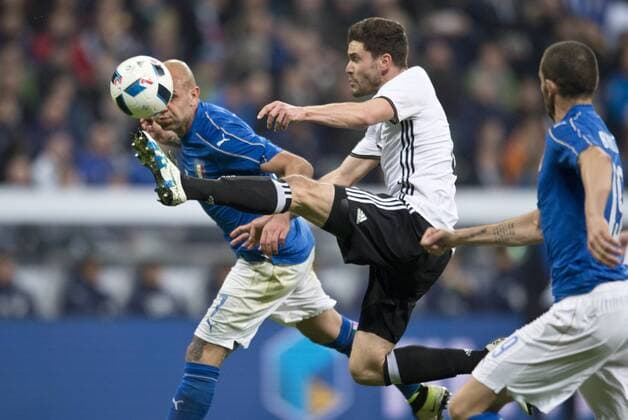 vl: Simone ZAZA (ITA), Jonas Hector (GER) Fussball Laenderspiel: Deutschland - Italien in Muenchen, Deutschland am 29.03.2016,