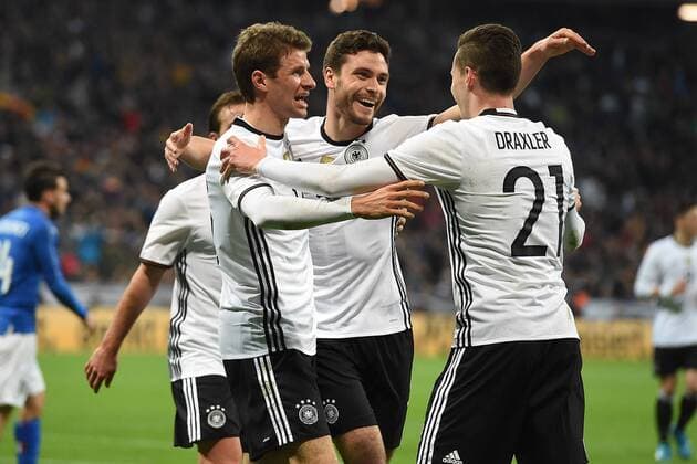 Fußball Länderspiel Deutschland - Italien am 29.03.2016 in der Allianz Arena in München Torjubel zum 3:0 durch Jonas Hector ( Deutschland ), mitte - Thomas Müller ( Deutschland ), links - Julian Draxler ( Deutschland ), rechts xRx
