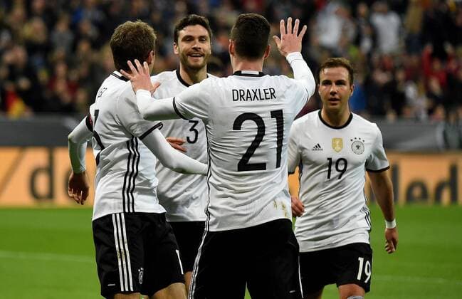 29.03.2016, xjhx, Fussball Testspiel, Deutschland - Italien, emspor v.l. Thomas Mueller (Deutsche Fussball Nationalmannschaft DFB), Julian Draxler (Deutsche Fussball Nationalmannschaft DFB), Julian Draxler (Deutsche Fussball Nationalmannschaft DFB), Mario Goetze (Deutsche Fussball Nationalmannschaft DFB) Torjubel, Goal celebration, celebrate the goal zum 3:0