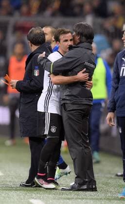 29.03.2016, Fussball Nationalmannschaft, Freundschaftsspiel Deutschland - Italien, in der Allianz-Arena München. Mario Götze (li, Deutschland) wird von Trainer Joachim Löw (Deutschland) umarmt nach seiner Auswechslung. 