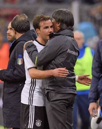 29.03.2016, Fussball Nationalmannschaft, Freundschaftsspiel Deutschland - Italien, in der Allianz-Arena München. Mario Götze (li, Deutschland) wird von Trainer Joachim Löw (Deutschland) umarmt nach seiner Auswechslung. 