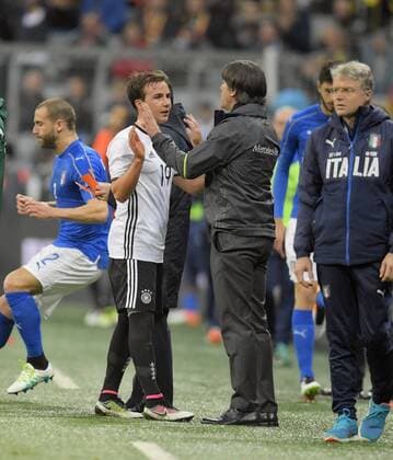 29.03.2016, Fussball Nationalmannschaft, Freundschaftsspiel Deutschland - Italien, in der Allianz-Arena München. Mario Götze (li, Deutschland) wird von Trainer Joachim Löw (Deutschland) umarmt nach seiner Auswechslung. 