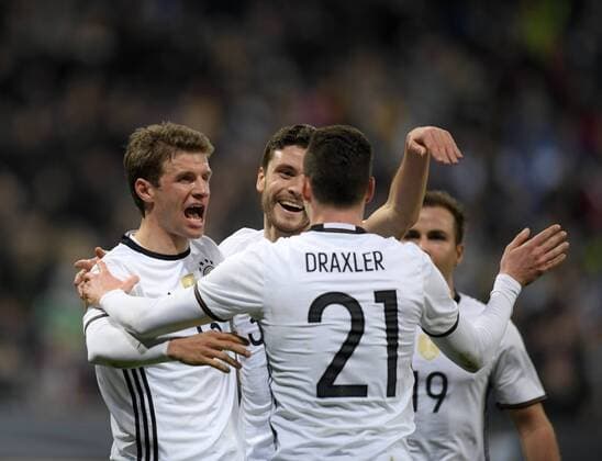 29.03.2016, Fussball Nationalmannschaft, Freundschaftsspiel Deutschland - Italien, in der Allianz-Arena München. Torjubel Jonas Hector (Deutschland). v.li: Thomas Müller (Deutschland), Jonas Hector (Deutschland), Julian Draxler (Deutschland). 