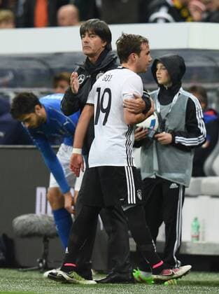 Fussball, Herren, Saison 2015 16, Länderspiel in München, Deutschland - Italien, v. l. Trainer Joachim Löw (Deutschland), Mario Götze (Deutschland), 29.03.2016,