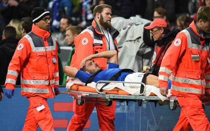 Fussball, Herren, Saison 2015 16, Länderspiel in München, Deutschland - Italien, Leonardo Bonucci (Italien) auf der Trage, 29.03.2016,