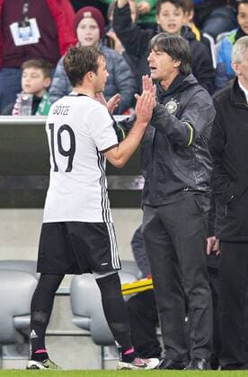 Bilder des Tages - SPORT München, 29.03.2016, Allianz Arena Mario Götze und Trainer Joachim Löw (Deutschland) Deutschland - Italien mm